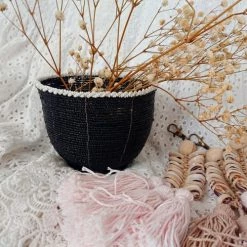 My Bliss Home Paniers Et Corbeilles Petit Pot Noir Et Blanc En Perles De Verre 10x13 Cm -Accessoires de cheminée Soldes petit pot noir et blanc en perles de verre 10x13 cm 2